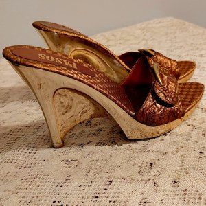 PASOS WOMEN'S 8M GOLD SLIP-ON OPEN TOE BUCKLE SANDALS WEDGE HEEL